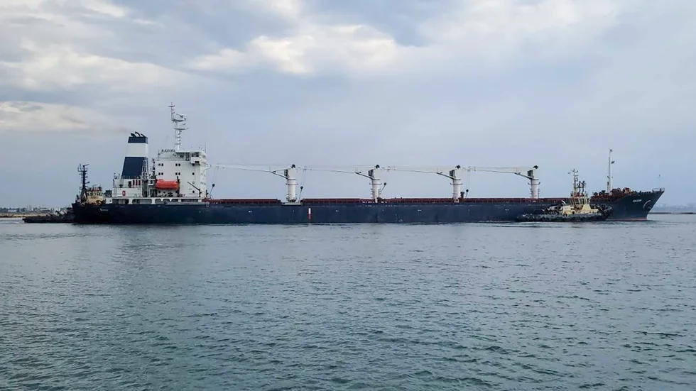 Fartyget Rizoni lämnar Odessas hamn med 26|000 ton spannmål under måndagsmorgonen. Bilden kommer från Ukrainas infrastrukturdepartement.