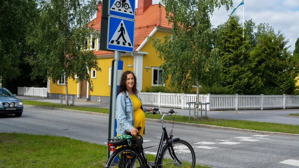 Linnea Öhman (MP) vid en cykelöverfart i Umeå. I Umeå finns det totalt 21 stycken cykelöverfarter.