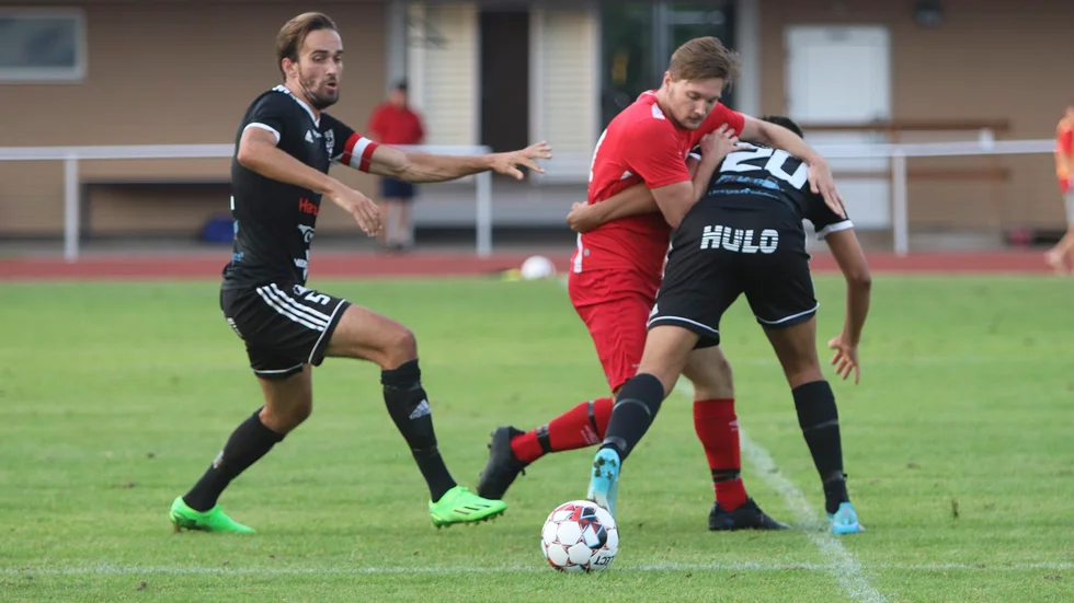 David Strömgren, t v, och Jordan Simpson hjälps åt att få stopp på Felix Barck Innocenti i onsdagens DM-semi. Jordan blev tvåmålsskytt när T/V vann med 5-2.