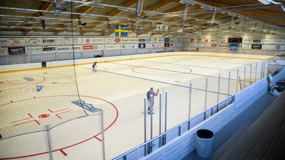 Enligt dagens debattör går det att spara en hel del på elen även i ishallar, i skolor och på äldreboenden. Utan att verksamheten försämras. Ishallen på bilden har inget samband med artikelns sakinnehåll. 