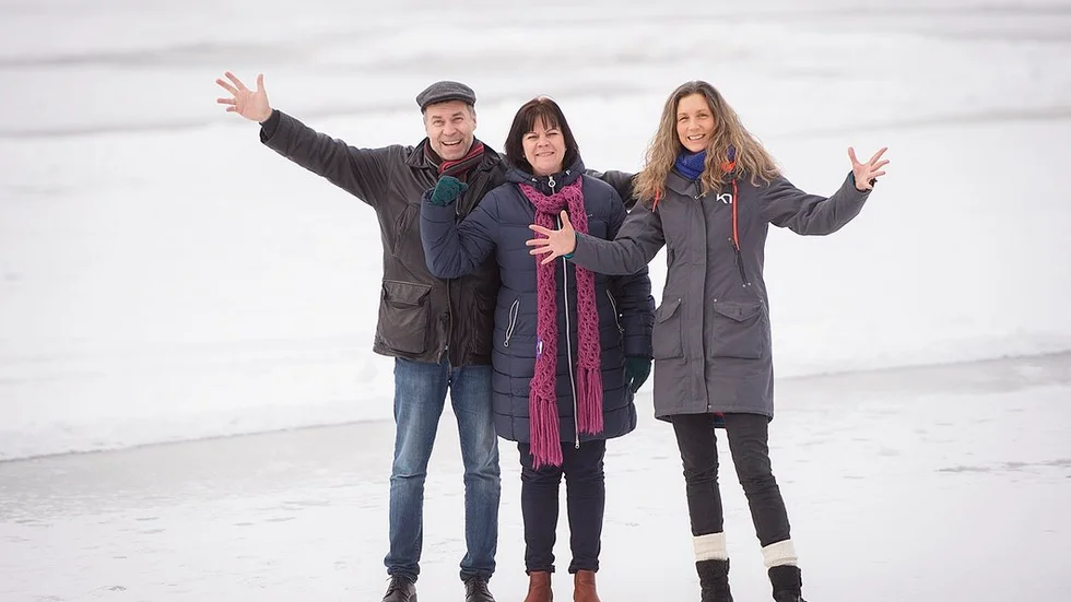 Delar av Södermanlands Nyheters jubileumskommitté Tommy Kägo, Susanne Rosenqvist och Anna Falk hälsar alla välkomna till Isfestivalen på Hovrasjön på söndag.