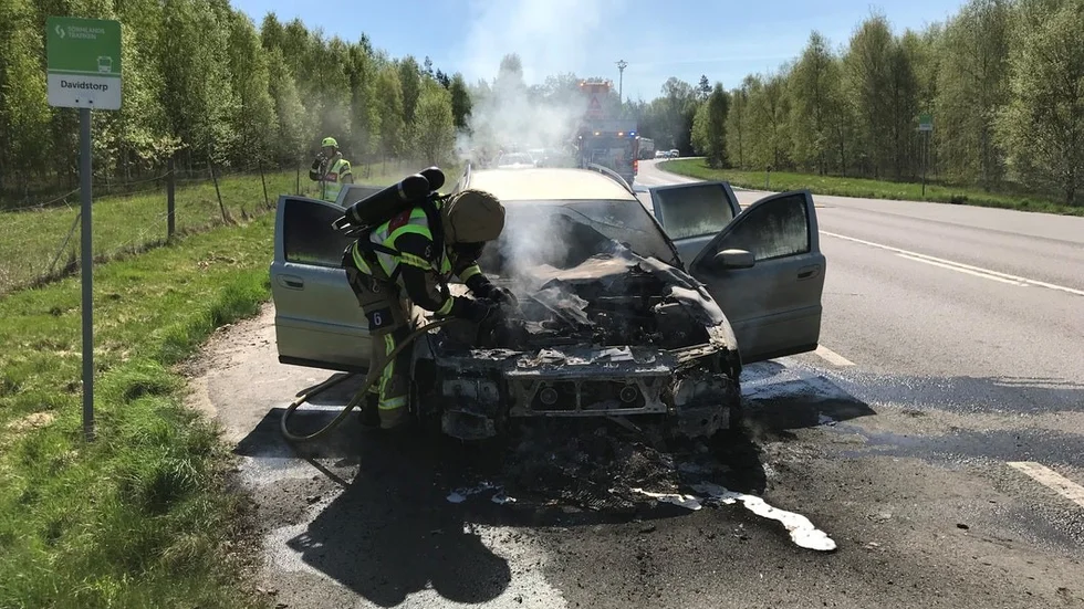 Bilens motorutrymme var helt utbränt, innan branden hade hunnit släckas.