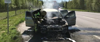 Larm om bilbrand på väg 52