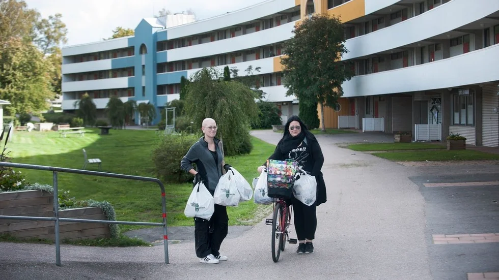 Elenor Gejland Hagman och Emelie Grenestam går ofta på promenader och plockar skräp, i lördags gjorde folk över hela Sverige och världen det gemensamt för en bättre miljö.