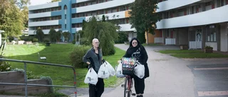 Elenor och Emelie samlade upp nästan 8 kilo skräp från gatorna