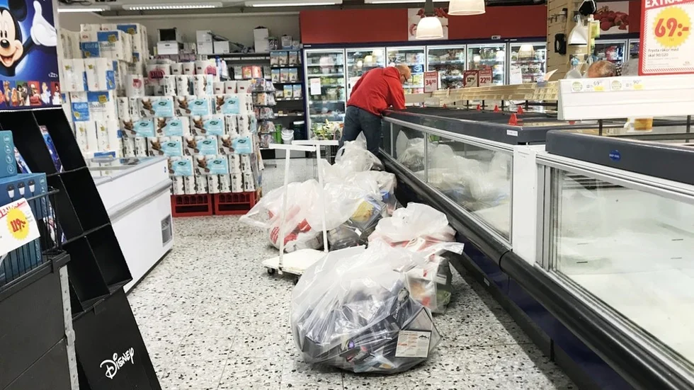 Personalen tvingades tömma kyl- och frysdiskar på varor.