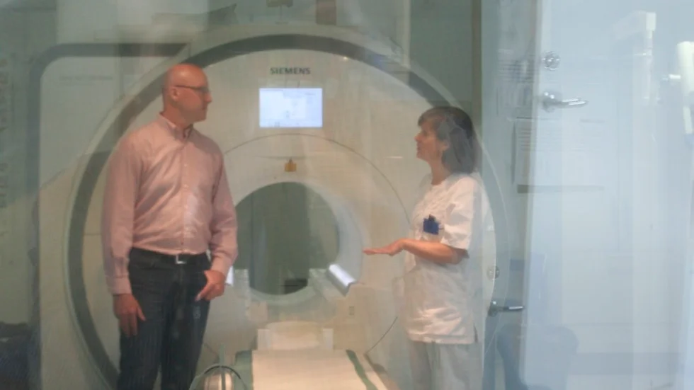 Peter Björk, verksamhetschef på radiologen och röntgensjuksköterskan Erika Lindquist vid en av länets fyra magnetkameror.