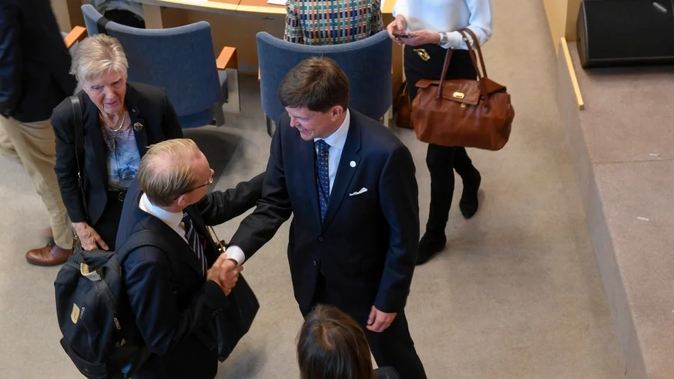 Med tanke på att SD stödde Allianskandidaten Andreas Norlén (M) i konkurrens med utmanaren Åsa Lindestam (S), verkar Moderaterna ha en bättre chans att kunna bilda regering än vad Socialdemokraterna har. Men först ska den sittande tvåpartiregeringen få sparken av riksdagen. Den omröstningen sker i morgon.