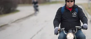 Owe kör moped på cykelbanan – och får skäll