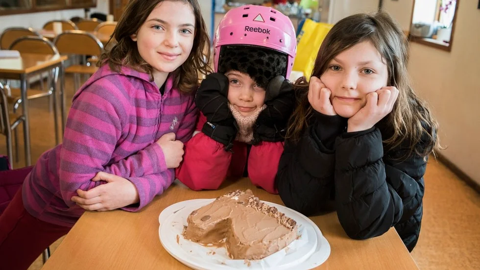 Jessielaget lät ridskolehästen Jessie stå modell när det var tårttävling vid Vårnäs ridskola i Vingåker. Två veckors planering och en dags bakande blev det för Lisa Ohlsson, Märta Ohlsson och Amanda Fredriksson.