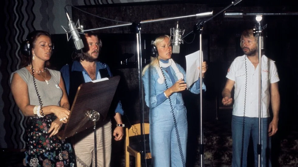 Abba i studion 1980. Nu har gruppen spelat in två nya låtar, och hela världen är nyfiken på hur de låter.