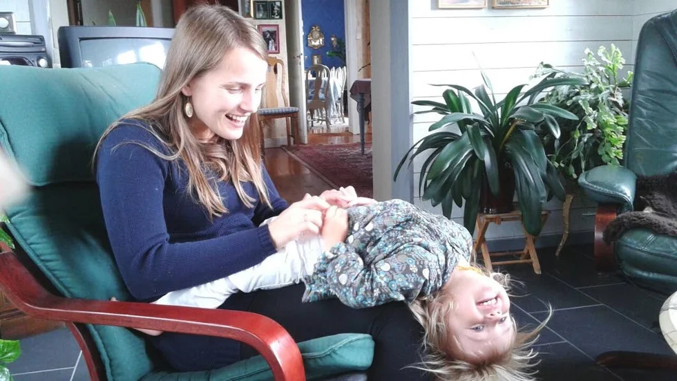 2014. Familjen Ozolinis yngsta medlem, Parsla, 19 månader, i mamma Agates knä.