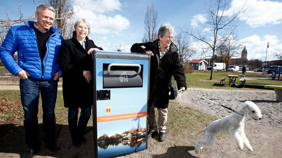 Anders Ekman, nye stadsmiljö- och servicechef, demonstrerar den nya papperskorgen med beställarna, teknik- och servicenämndens ledamöter Angela Andersson (S) och Kerstin Dahlström (M), vid den nya papperskorgen i Västerviken.