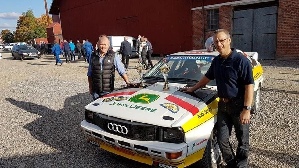 Med segerpokalerna på Audins motorhuv, Lasse Andersson (till vänster) och Janne Pettersson.