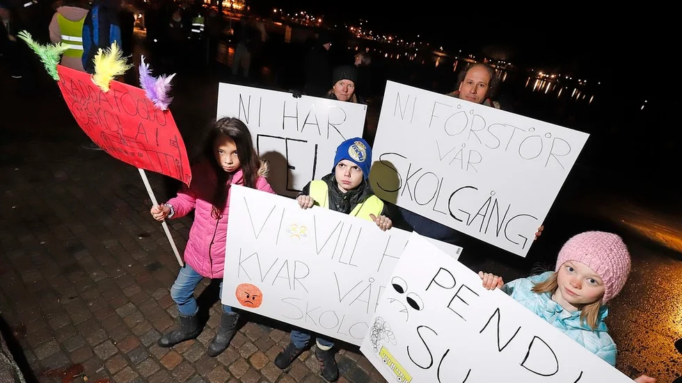 Socialdemokraterna i barn- och utbildningsnämnden i Strängnäs svarar en insändare om skolutredningen. Bilden är från en protestdemonstration i november förra året. Foto: Joakim Serrander.