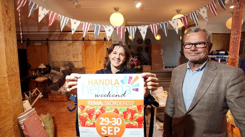 Pernilla Eklund och Johan Larson, i föreningen Mitt Strängnäs, ser gärna att fler upptäcker shopping och uteliv i Strängnäs. I helgen är de med och arrangerar handla hemma-helg med skördefest som tema.