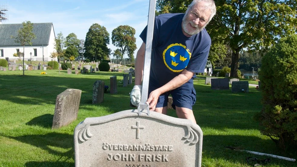 "Vi har även min far att tacka för dubbelspåret som är en förutsättning för dagens pendeltåg" Lennart Frisk vid överbanmästarens grav.