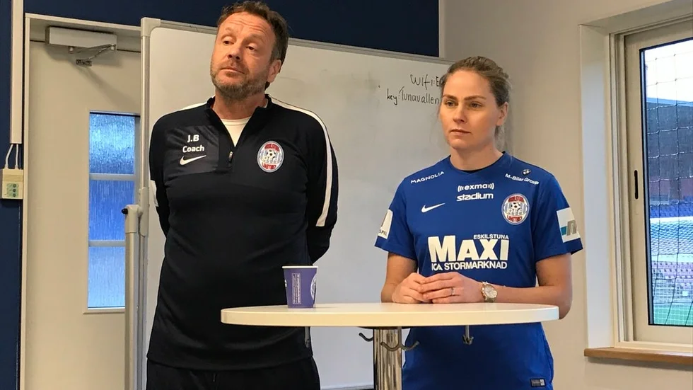 Uniteds nyförvärv Lisa Dahlkvist tillsammans med tränaren Jonas Björkgren under fredagens presskonferens på Tunavallen.