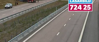Bil fattade eld under färd – branden spred sig till terrängen
