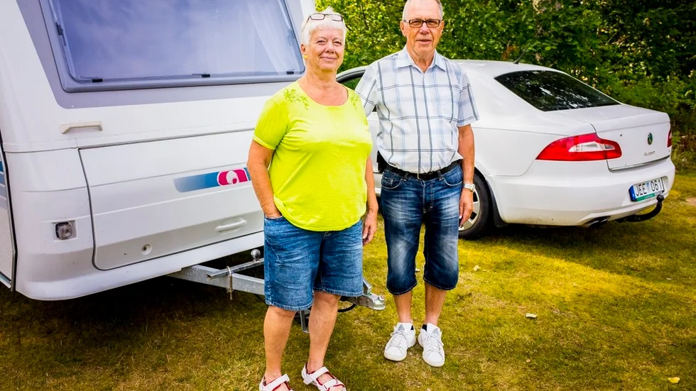 Britt-Marie Lindéll och Olle Larsson är särbos och de bor i Hölö respektive Åkers styckebruk. De tycker om att semestra med husvagn och dansar gärna foxtrot när det vankas dans.