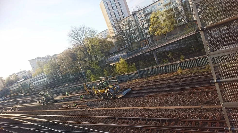 Trafikverket i färd med att reparera den trasiga växeln vid Stockholm södra. Bilden är från tidiga fredagsmorgonen.