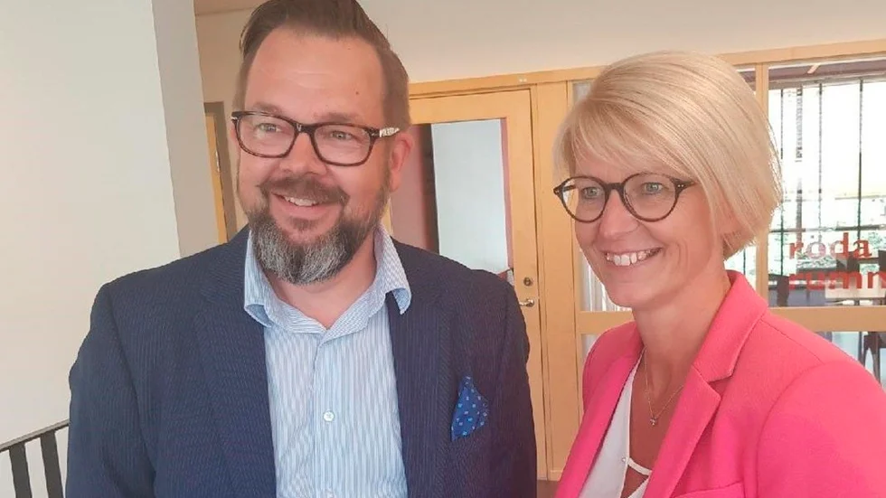 Kommunalrådet Jari Puustinen (M) och Moderaternas ekonomisk-politiske talesperson Elisabeth Svantesson vill satsa 153 miljoner på välfärden i Eskilstuna.
