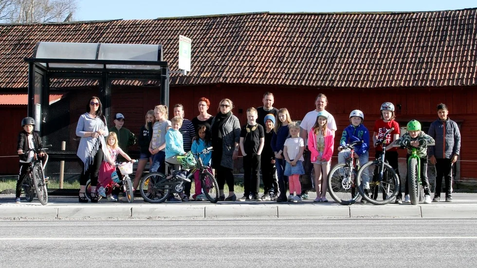Föräldrar och elever vill att det sätts in ytterligare en buss från Härad till Strängnäs om morgnarna.
