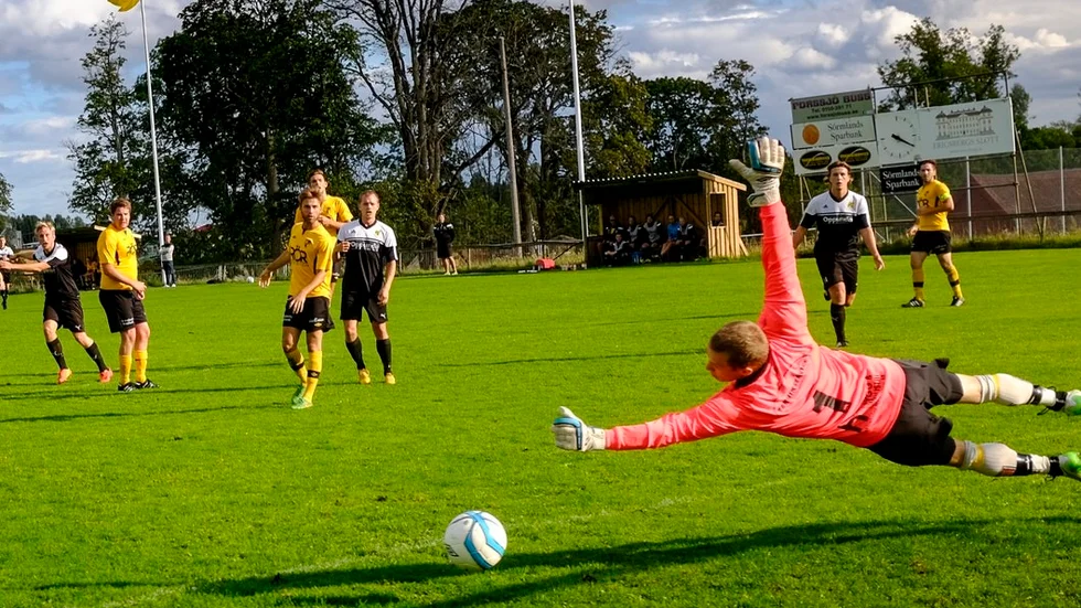 Både Vingåkers målvakt Mikael Bredell och Ericsbergs målvakt Peter Engström gjorde flera kvalificerade räddningar under matchen på Forssjö IP. Här gör Engström en tidig räddning när det ännu står 0–0 i matchen.