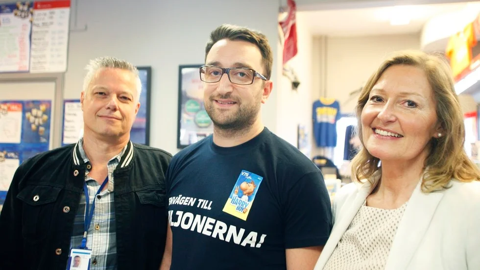 Patrik Gornitzka och Teija Nilsson från Postnord flankerar Spelpoolens ägare Patrik Kaldoyo.