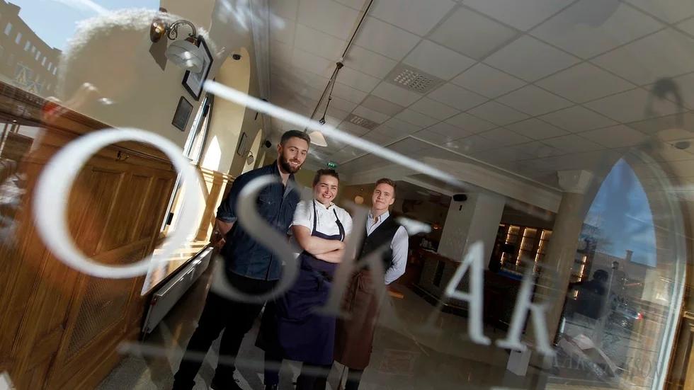 Daniel Reinhammar, Louise Marjasin och Mathias Bardland drar ett tungt lass på Brasserie Oskar Erikson.