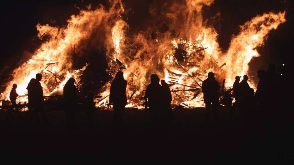 En av årets majbrasor i Strängnäs kommun tänds vid Ulvhälls herrgård.