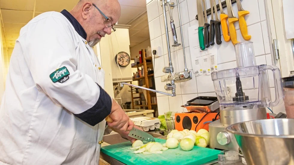 Det är här, när han får laga mat åt kunderna, som Bengt Ek ser ut att trivas som bäst. Med mångårig erfarenhet av matlagning ser han till att Vallaborna får mat i magen.