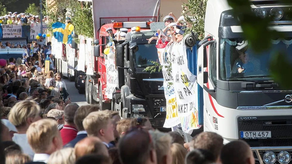 Det finns en rad regler gällande studentkortege och polisen kommer att besikta flaken innan avfärd. Studentfirande är ett undantag då det är tillåtet att färdas på flak eller släp. Men för det krävs att alla regler är uppfyllda.