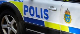Polisbil i Strängnäs fick däck sönderskuret