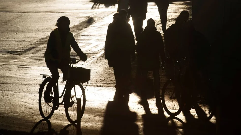 Det måste bli slut på cyklandet på trottoarer, anser skribenten.