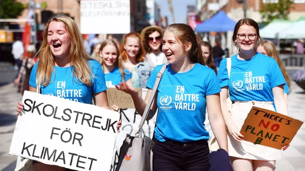 Signe Andersson och Tilda Thordmark i S:t Eskils FN-elevförening gick i täten av demonstrationståget.