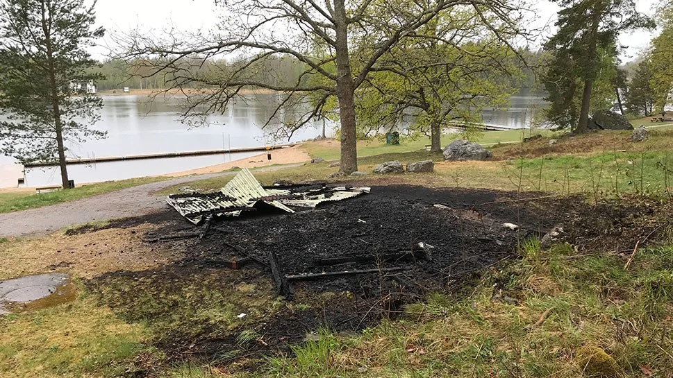 En byggnad vid Duveholmsbadet brann ner till grunden under natten till fredagen.