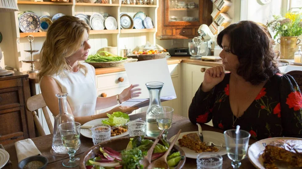 Skådespelarna Emilia Fox och Dawn French spelar huvudrollerna i tv-serien "Delicious" som bland annat bjuder på många matlagningsscener.