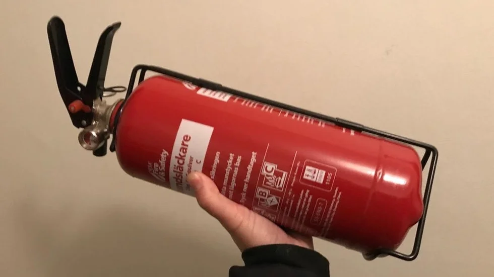 Någon okänd inkräktare har tagit en brandspruta och tömt dess innehåll i Åkerskolan varpå en saneringsfirma fick kallas in.
