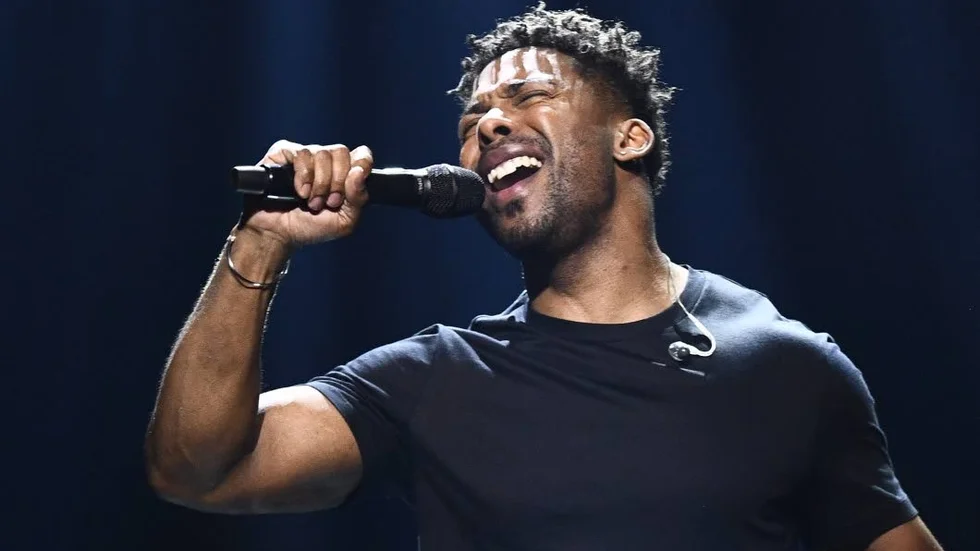 Melodifestivalvinnaren John Lundvik finns med bland årets artister.