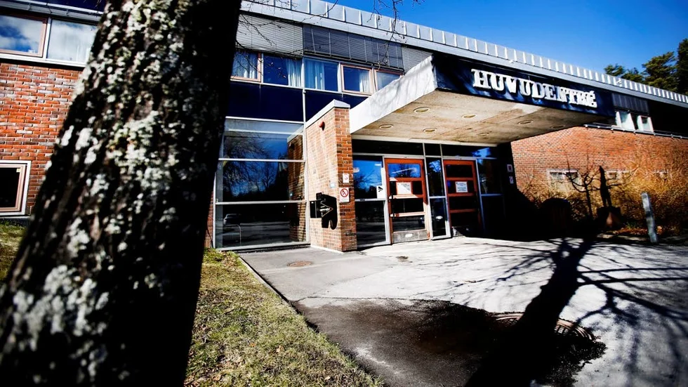 Efter uppgifter om en vedergällning på Rekarnegymnasiet påträffades en ung man med flera knivar och en machete.