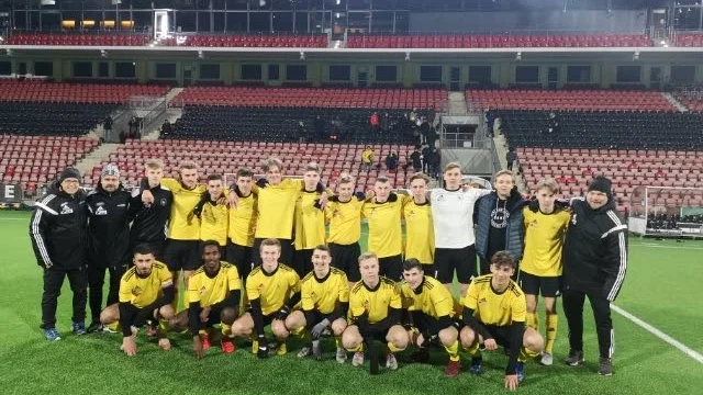Södermanlandskillarna efter triumfen på Behrn Arena i Örebro.