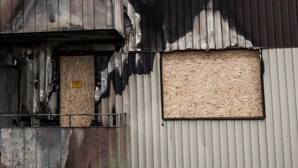 I november larmades räddningstjänsten till en lägenhetsbrand i Flen. Nu åtalas en man för att ha anlagt branden.