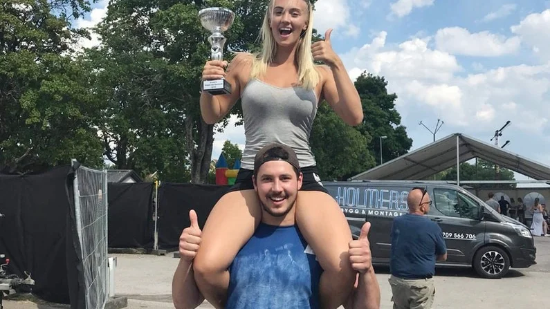 Lättaste lyftet på hela dagen var när Joseph Jansson lyfte upp fästmön Emmy Corneliusson på axlarna. Foto: Privat