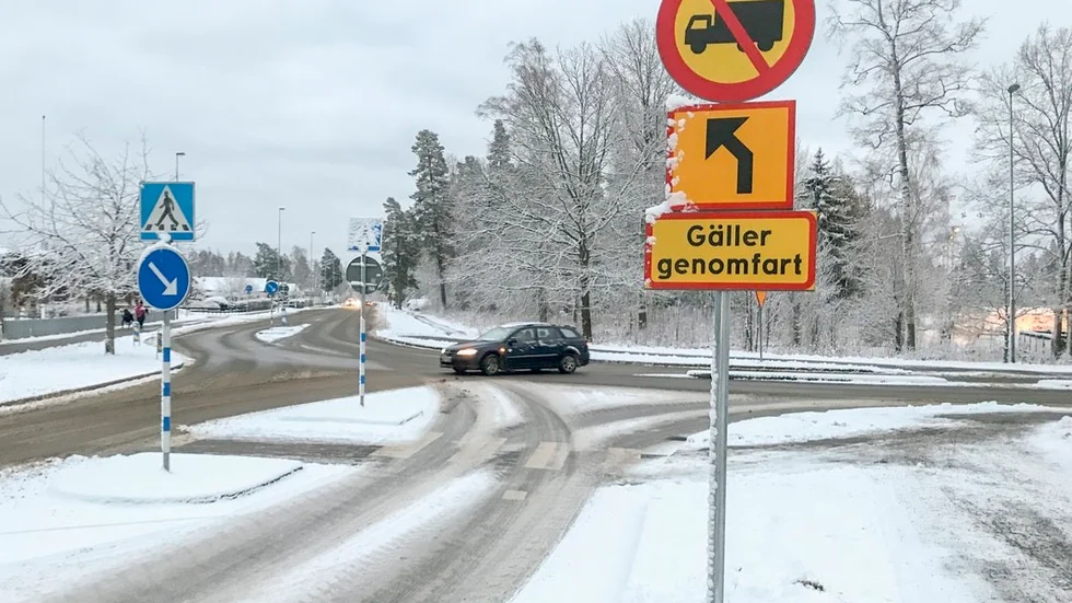 Förbudet mot tunga lastbilar på södra delen av Vasavägen ska göra trafiken säkrare på gatan.