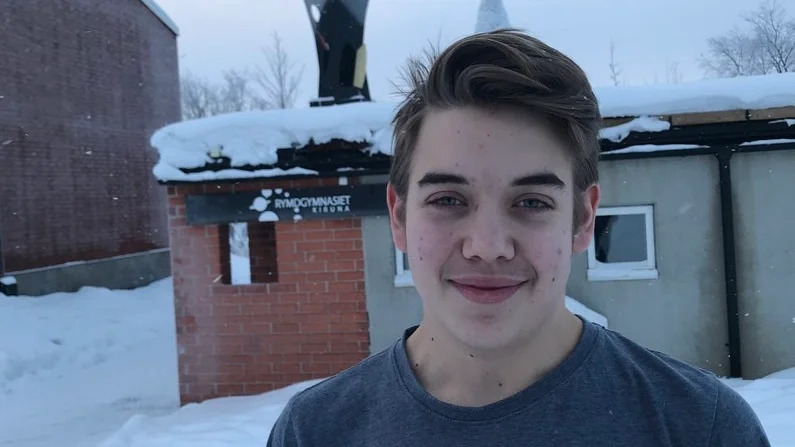 På frågan om han saknar vänner och familj, svarar WIlliam ja.– Men familjen pratar jag ofta med, och jag får lite hjälp av min pappa med programmering. De jag saknar mest är kompisarna här hemma, dem som jag är så van att bara ringa och cykla iväg och ses.