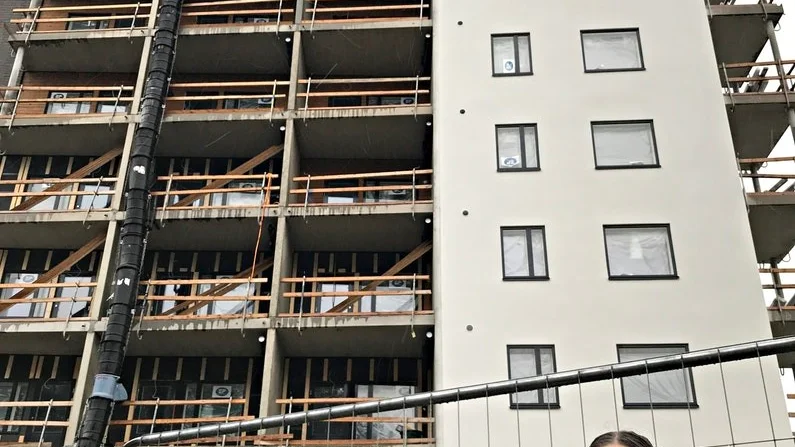 Ann-Sofi Österberg, projektledare Åbo stad visar Skansenområdet och dess miljölösningar.