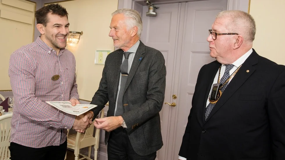 Tom Simpson NZ craft pies fick ta emot Carl Elmroths stipendium av Katrineholms rotaryklubbs Hans Winberg och Lasse Westerdahl.