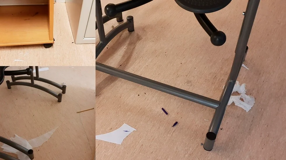 Damm, papper, pennor och kritor ligger på golvet. De här bilderna togs i ett klassrum på Sandbäcksskolan i fredags.