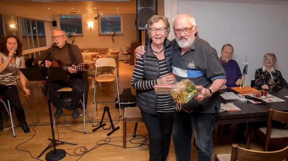 Roger Jonsson fick blommor av Maud Olsson i och med att han varit med på 500 träffar.